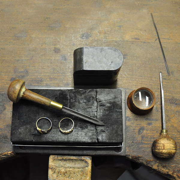 handwerkliche Goldschmiedekunst Anfertigung Goldschmiede Mann